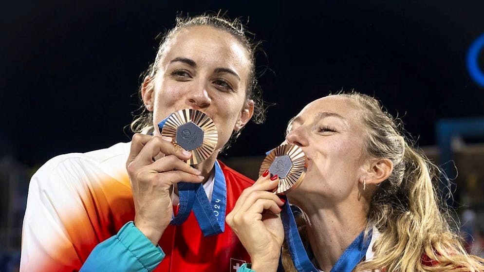 Well deserved: Tanja Hüberli (left) and Nina Brunner after winning Olympic bronze