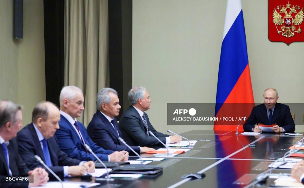 Sur cette photo distribuée par l'agence Sputnik, le président Vladimir Poutine (à droite) préside une réunion avec les membres permanents du Conseil de sécurité sur la situation dans la région de Koursk, dans sa résidence à l'extérieur de Moscou, le 9 août 2024.