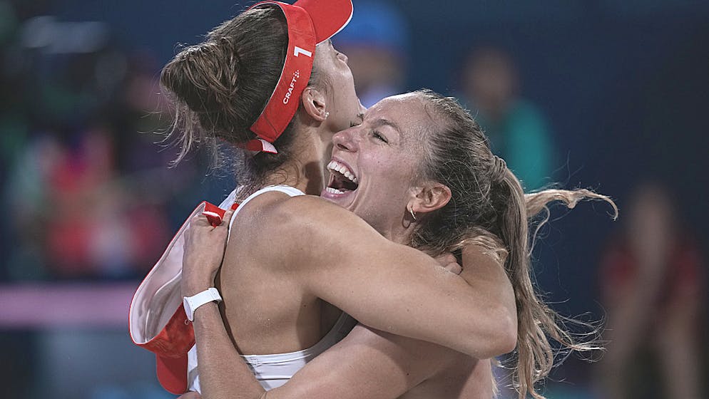 Tanja Hüberli und Nina Brunner freuen sich nach dem Sieg gegen die Australierinnen über die Bronzemedaille.