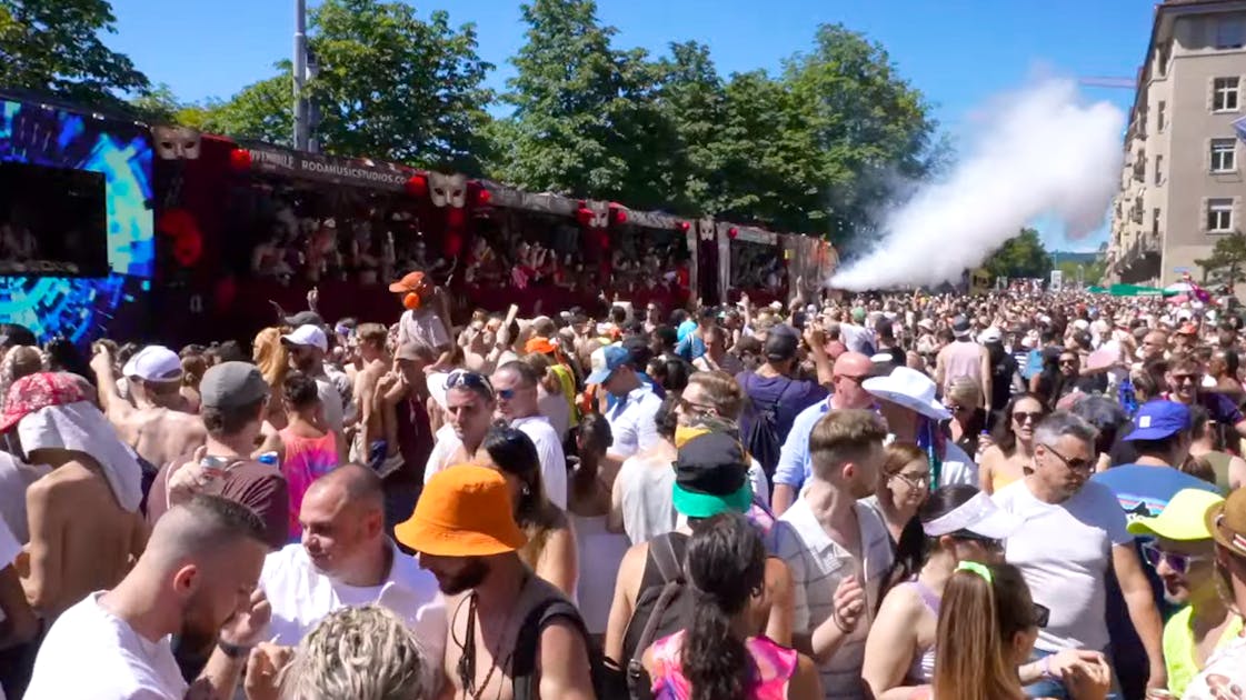 Street Parade ticker Lots of bare skin and great outfits +++ Mega