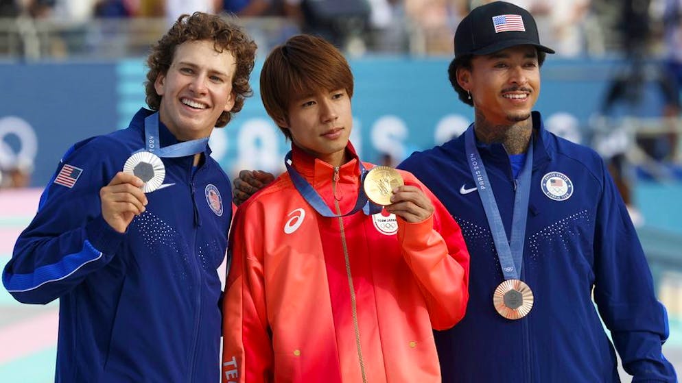 Nyjah Huston (à droite) s'est plaint de la mauvaise qualité de sa médaille de bronze.