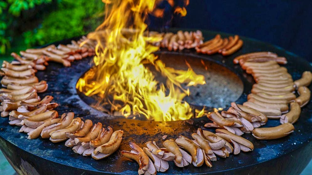 50,000 visitors to the Maison Suisse - Gallery. 9000 cervelats were sold at the Maison Suisse.