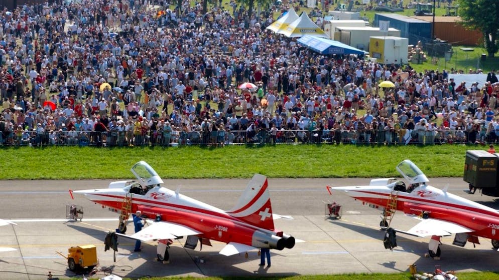Vor 60 Jahren ist die Patrouille Suisse gegründet worden - Gallery. Die Patrouille Suisse an einer Flugshow in Payerne VD im Jahr 2004. (Archivbild)