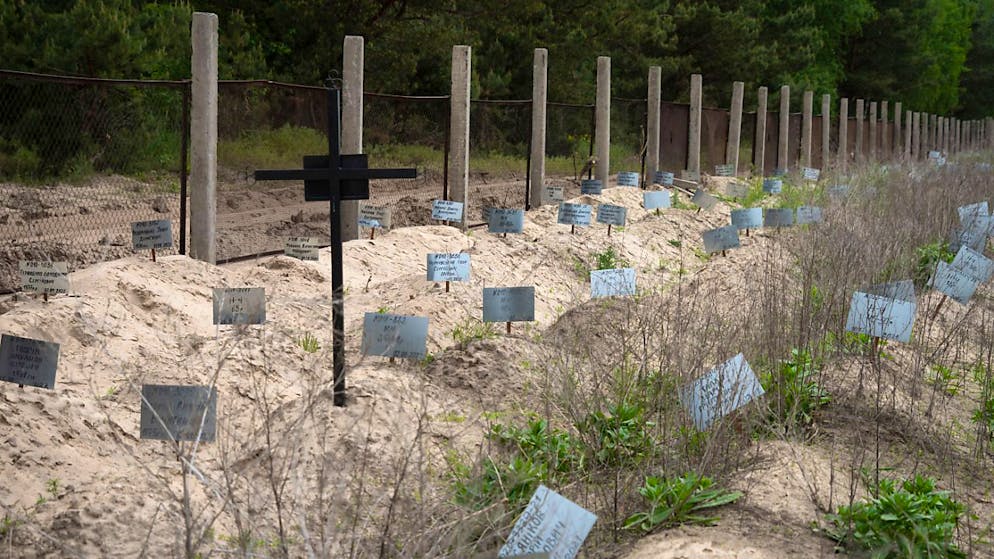 ARCHIV - Hunderte Gräber, in denen Zivilisten begraben sind, die von den russischen Streitkräften getötet wurden. Foto: Efrem Lukatsky/AP/dpa