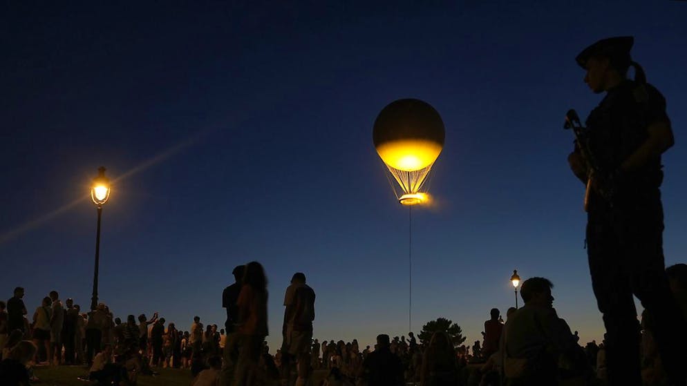 Die Wette von Frankreich und dem IOC ist aufgegangen - Gallery. Beliebtes Fotosujet: die olympische Flamme an einem Ballon über dem Garten der Tuileries