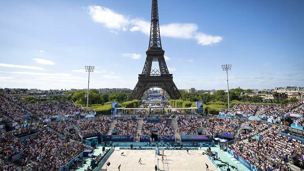 Die Wette von Frankreich und dem IOC ist aufgegangen - Gallery. Grandiose Bilder von Sportstätten mitten in Paris: das Beachvolleyballstadion vor dem Eiffelturm