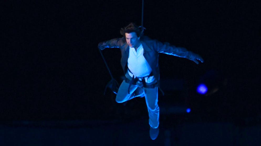 Cérémonie de clôture. L'entrée spectaculaire de Tom Cruise depuis le toit du Stade de France