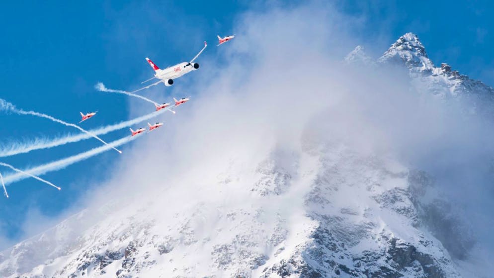 Vor 60 Jahren ist die Patrouille Suisse gegründet worden - Gallery. Flugshow der Patrouille Suisse gemeinsam mit einem Airbus A320 vor dem Abfahrtsrennen der Männer an der Ski-Alpin-Weltmeisterschaft in St. Moritz GR 2017. (Archivbild)