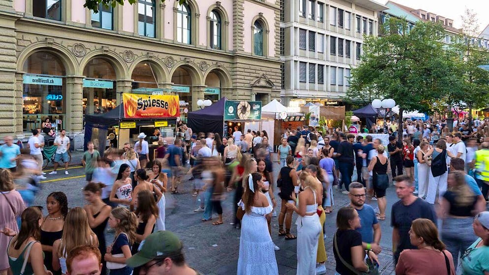 Thunfest visitors in Bälliz.