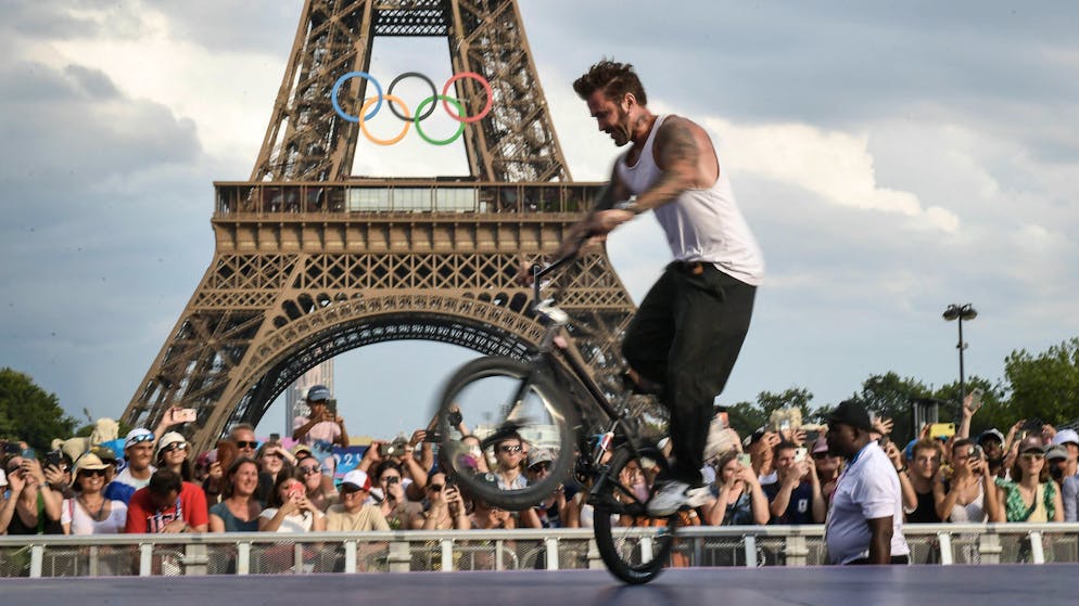 Lady Gaga, Celine Dion, Tom Cruise e.... David Beckham stupisce Parigi con la sua bmx, ma... in realtà non è lui