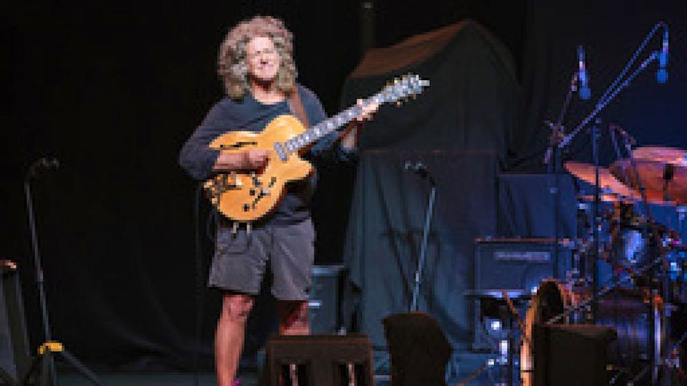 Der amerikanische Jazz-Gitarrist Pat Metheny bewegt sich musikalisch in einer eigenen Umlaufbahn, was seine Vielfalt und seine Erfolge anbetrifft. Die Bühne, etwa am Montreux Jazz Festival 2023, prägt seinen Alltag. Heute wird er 70 Jahre alt. (Archivbild)