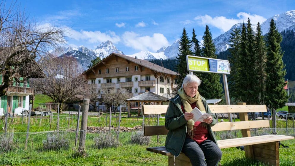 A Château-d'Oex, le projet "J't pouce" propose huit "bancs-stop" qui permettent aux aînés, aux touristes et à la population de signaler leur intérêt à être pris en charge par un ou une automobiliste.