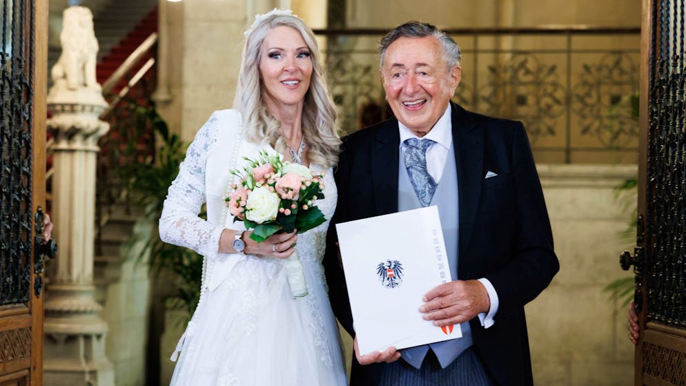 «Mörtel»-Witwe Simone Lugner. Job weg bei «Bienchen» – jetzt ist auch die Villa gefährdet