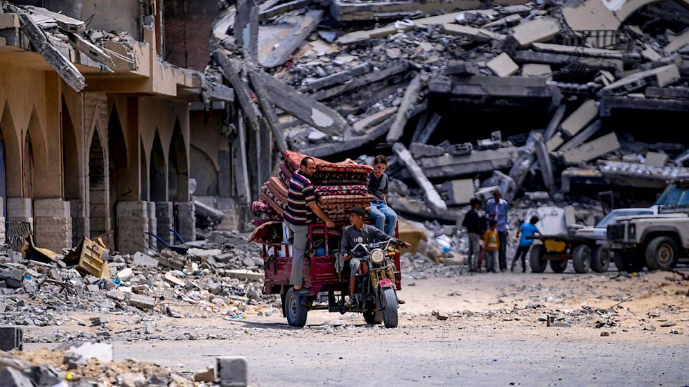 Palästinenser fliehen aus Hamad City. Foto: Abdel Kareem Hana/AP/dpa