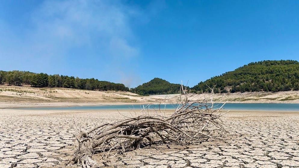 ARCHIV - Der Fanaco-See, der einen großen Teil des südlichen Siziliens, darunter auch die Stadt Agrigent, mit Wasser versorgt, zeigt einen extrem niedrigen Wasserstand nach einem Winter mit sehr wenigen Niederschlägen. Foto: Andrew Medichini/AP/dpa