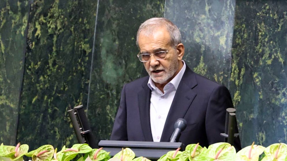 Le président iranien Massoud Pezeshkian affirme que son pays "ne cédera jamais aux pressions, aux sanctions, et à la coercition, mais considère qu'il a le droit de répondre aux agresseurs conformément aux normes internationales" (archives).