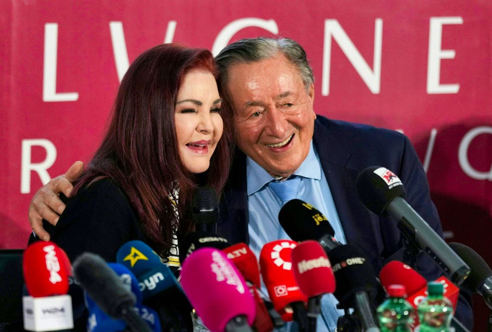 Richard Lugner ist tot – die Schlagzeile als Lebenselixier. Richard Lugner schmückte sich am Wiener Opernball gern mit Prominenten aus Hollywood – wie hier 2024 mit Priscilla Presley. (Archivbild)