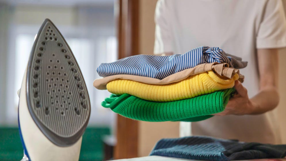 Haushaltstipps für Glättmuffel. So befreist du deine Kleidung ohne Bügeleisen von Knittern