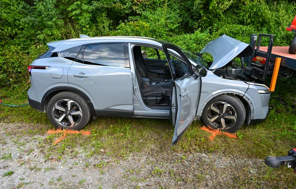 Der Mann prallte beim Unfall in einen Anhänger. 