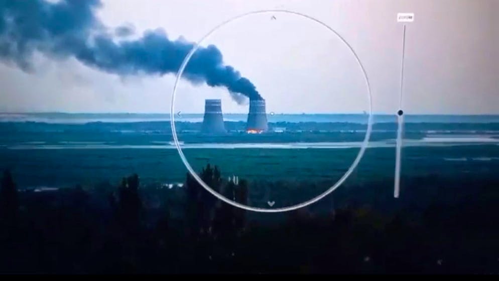 HANDOUT - Rauch steigt aus dem von Russland besetzten Atomkraftwerk Saporischschja im südukrainischen Enerhodar auf. Foto: Uncredited/Ukrainian Presidential Press Office/AP/dpa - ACHTUNG: Nur zur redaktionellen Verwendung im Zusammenhang mit der aktuellen Berichterstattung und nur mit vollständiger Nennung des vorstehenden Credits