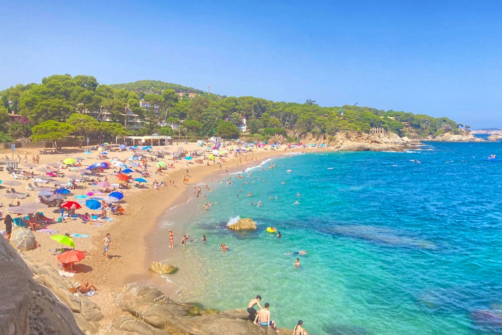 «Der Strand ist weg» – Spaniens Küsten leiden - Gallery. Badegäste liegen in einer der vielen Buchten am Strand.