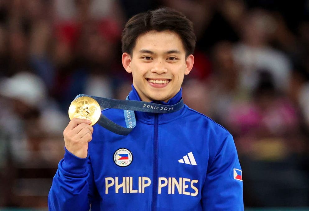 Il filippino Carlos Edriel Yulo, vincitore della medaglia d'oro ai Giochi di Parigi nel concorso di ginnastica alle parallele.