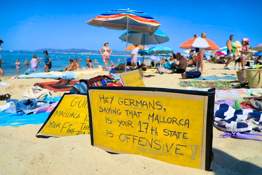 I vacanzieri sono stati sorpresi dall'azione di protesta e hanno avuto l'opportunità di scattare un diverso tipo di foto ricordo.