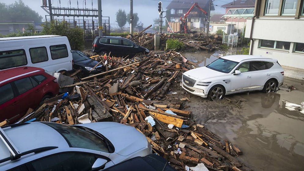 Schutt und Schlamm sougen beim Bahnhof Brienz noch vom Unwetter vom Montagabend.