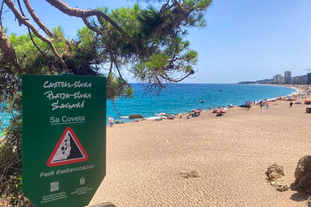 «Der Strand ist weg» – Spaniens Küsten leiden - Gallery. Ein Schild weist an der Platja Gran, dem «Grossen Strand», auf Steinschlag hin.