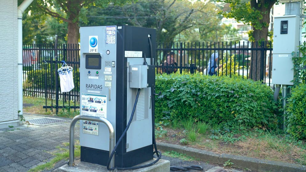 Nicht wirklich modern. Nach einem Tag Suche findet das GO! Team nur eine öffentliche Ladestation in Tokyo. 