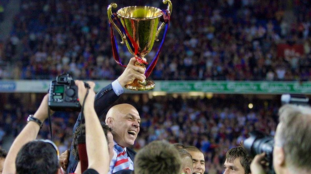 Long may he live! Christian Gross is celebrated at St. Jakob-Park. (KEYSTONE/Peter Klaunzer)