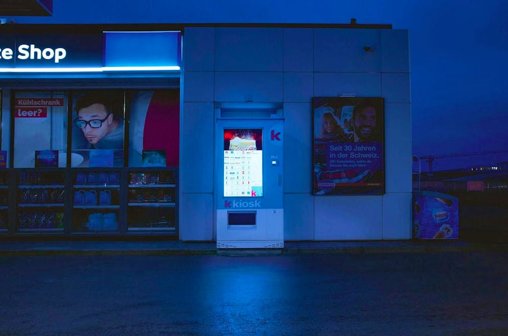 As at 21.12.2022, there were 115 K-Kiosk vending machines throughout Switzerland. The machine at the Zurich-Seebach streetcar and bus stop now has a new look - with a fresh coat of paint and Oxxo lettering. (symbolic image)