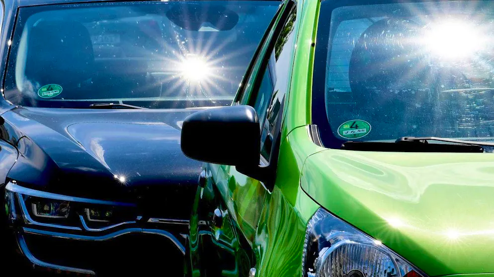 The bright sun can quickly lead to mistakes when driving.