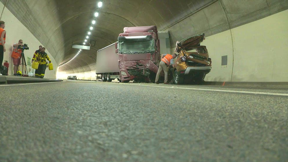 Serious accident on the Rickenstrasse. Emergency services inspect the badly damaged car.