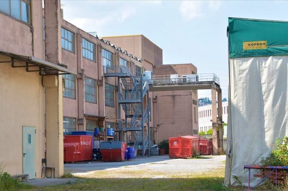 Lo stabile in cui è scoppiato l'incendio a Stabio