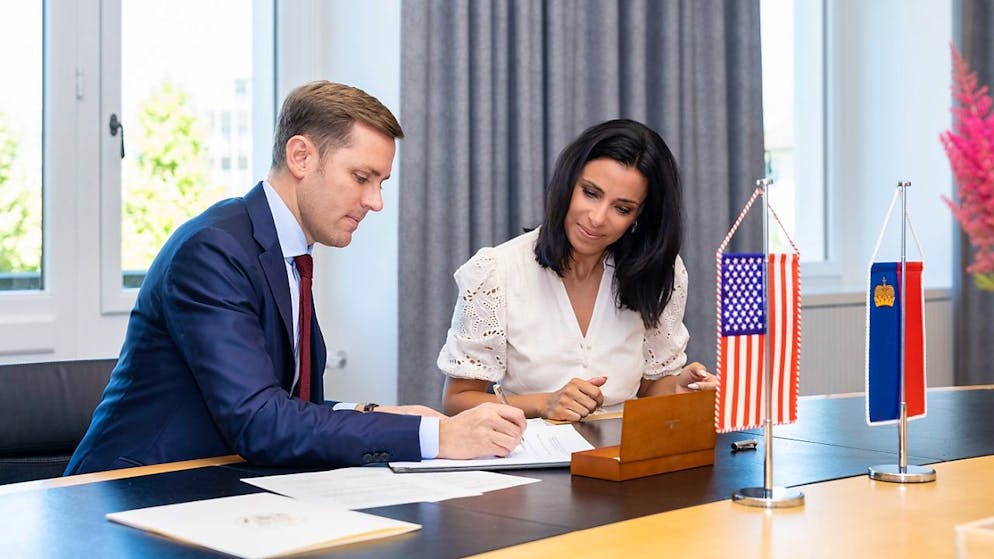 Der Botschafter der Vereinigten Staaten von Amerika für Liechtenstein, Scott C. Miller, und Regierungsrätin Dominique Hasler unterzeichnen eine Absichtserklärung zur Schaffung eines strategischen und wirtschaftlichen Dialogs.