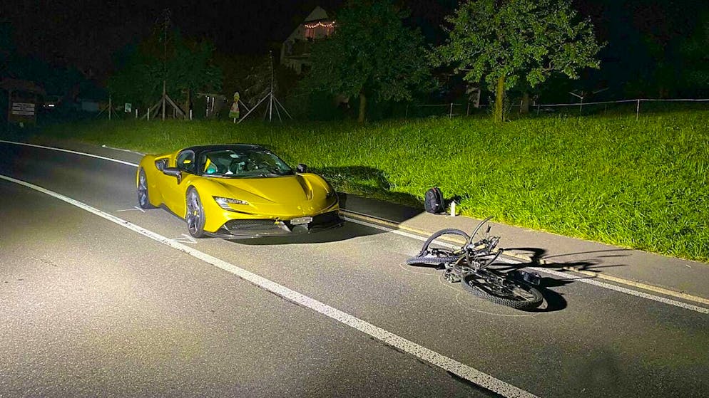 A sports car driver crossed into the opposite lane in Baar and hit a cyclist.