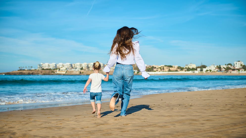 Weil eine 51-jährige Winterthurerin trotz eines abgelehnten Dispensationsgesuchs mit ihrer Tochter in die Ferien gefahren ist, droht ihr eine Busse über 3000 Franken. (Symbolbild)