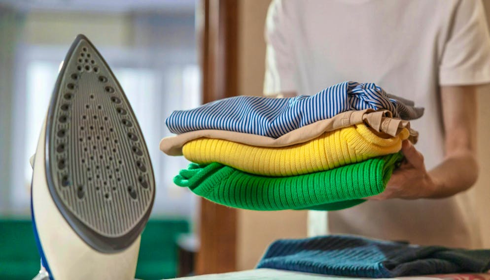 Stirare non è una delle cose che preferite fare? Allora i consigli giusti vi aiuteranno a rendere i vostri vestiti lisci senza ferro da stiro.