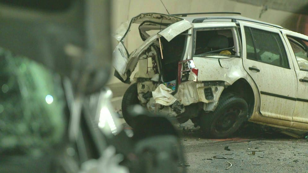 Serious accident on the Rickenstrasse. Several cars and a truck were involved in the serious accident.