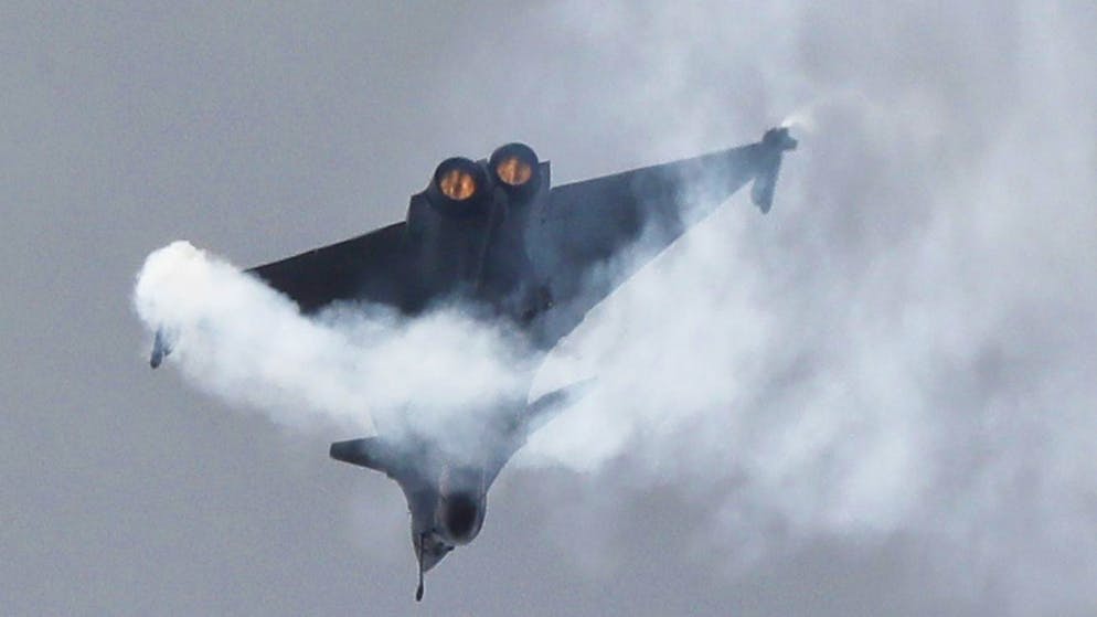 Pilotes recherchés. Crash spectaculaire : deux avions Rafale de l’armée française se percutent