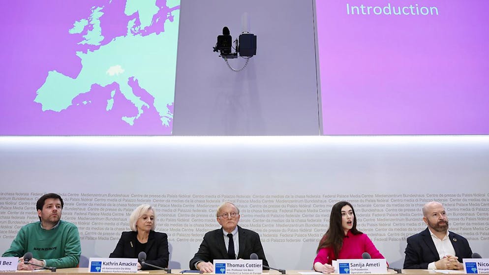 Operation Libero et sa coprésidente Sanija Ameti (2e depuis la droite) figurent parmi les mouvements à l'origine de l'"initiative Europe" lancée début avril (archives).