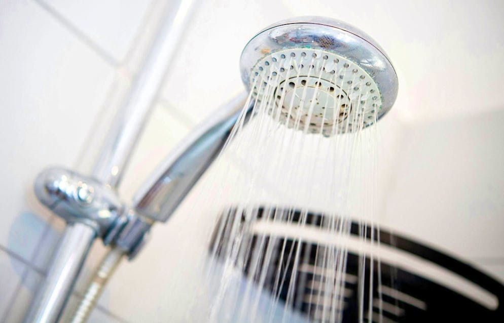 La doccia con acqua calda produce vapore, che può essere utilizzato per eliminare le pieghe dai vestiti.