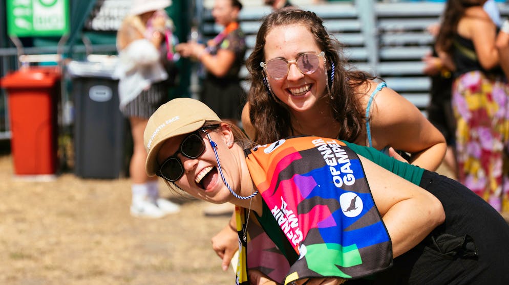 BG Gampel 1. Die Vorfreude auf vier Tage Livemusik und Party lässt die Besucher*innen strahlen.