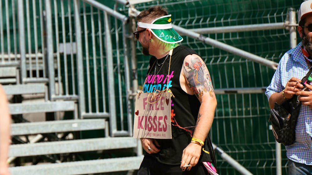 BG Gampel 1. Nebst den zahlreichen Ständen gibt es auf dem Gelände auch inoffizielle Angebote. Wie gross die Nachfrage in diesem spezifischen Fall ist, ist unbekannt.