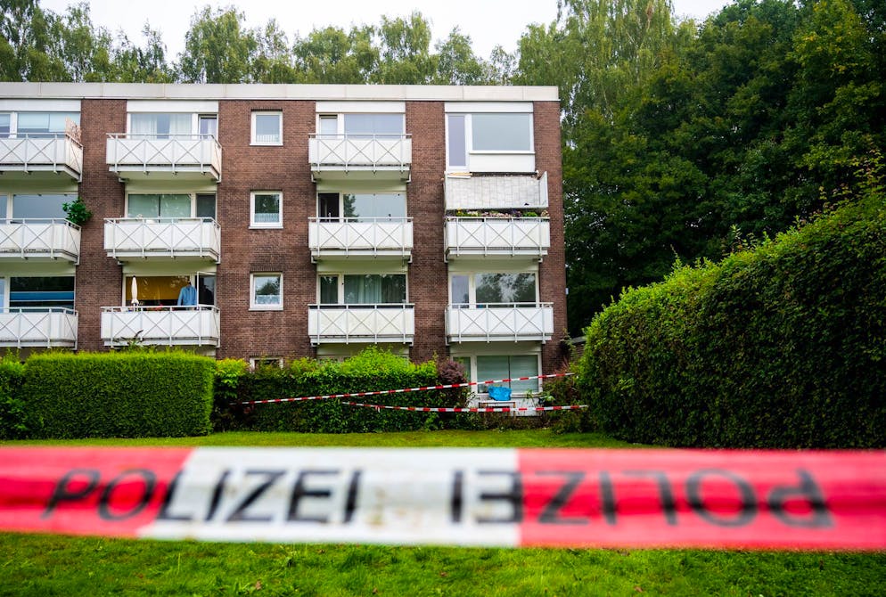 Balkon in Hamburg abgestürzt. In Hamburg-Langenhorn ist ein Balkon mit Menschen darauf abgestürzt.