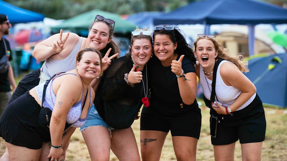 BG Gampel 2. Die Sonnenbrille wird derzeit nicht gebraucht: Am Himmel hängen dunkle Wolken und die ersten Regentropfen haben sich bemerkbar gemacht.
