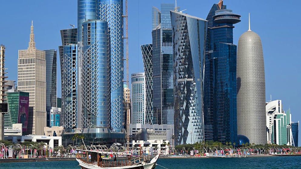 ARCHIV - Eine traditionelle Dhau liegt vor der Skyline. Foto: Federico Gambarini/dpa