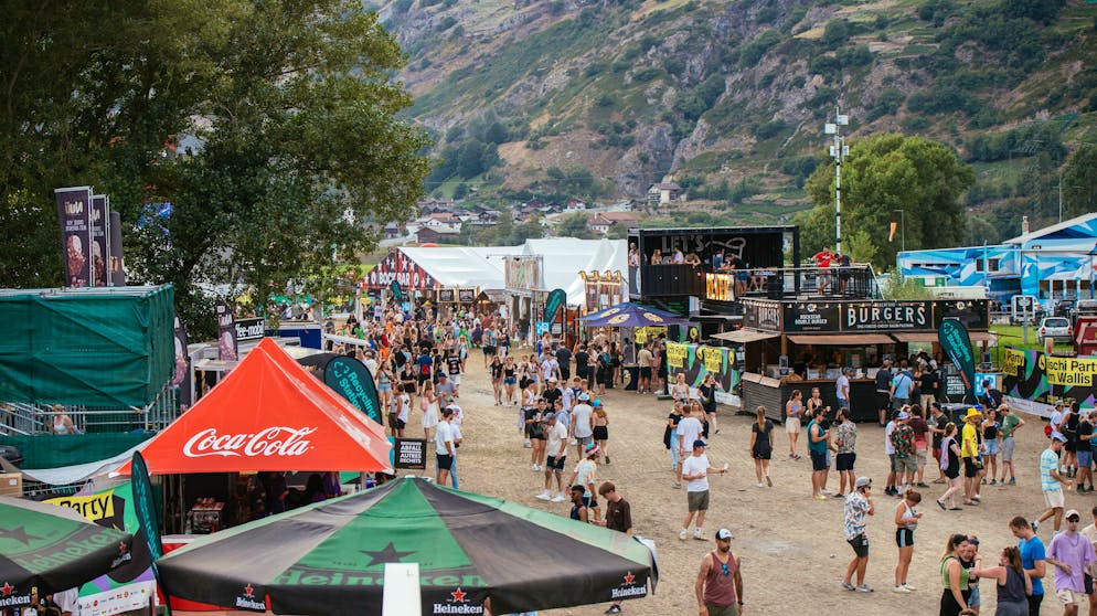 BG Gampel 3. Immer mehr Menschen verschieben sich vom Zeltplatz auf das Festivalgelände.