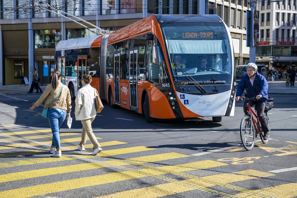 Wer ist wohl am schnellsten am Ziel – die Menschen im Trolleybus, die Fussgänger*innen oder der Velofahrer? 